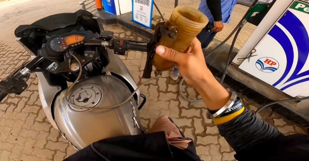 1.5 km old varnish Bajaj Pulsar 220