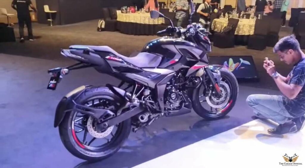 bajaj pulsar n160 walking image