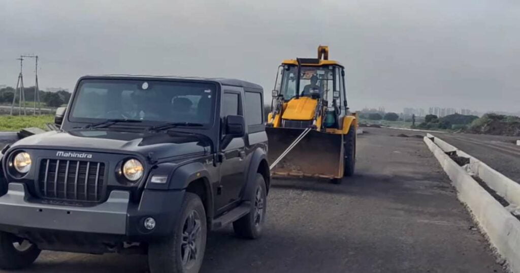 mahindra thar tows jcb bacho loader