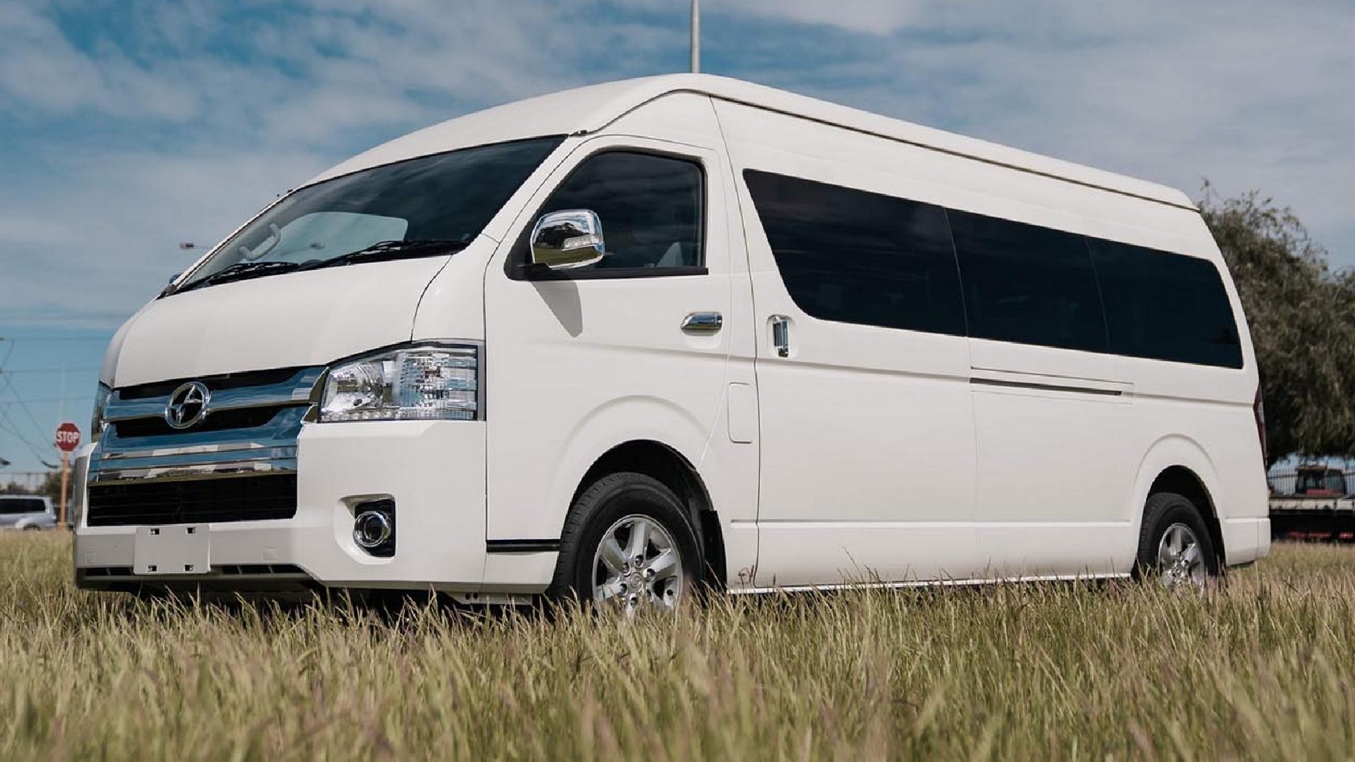 Joylong E6 is an electric twist of the previous generation Toyota HiAce