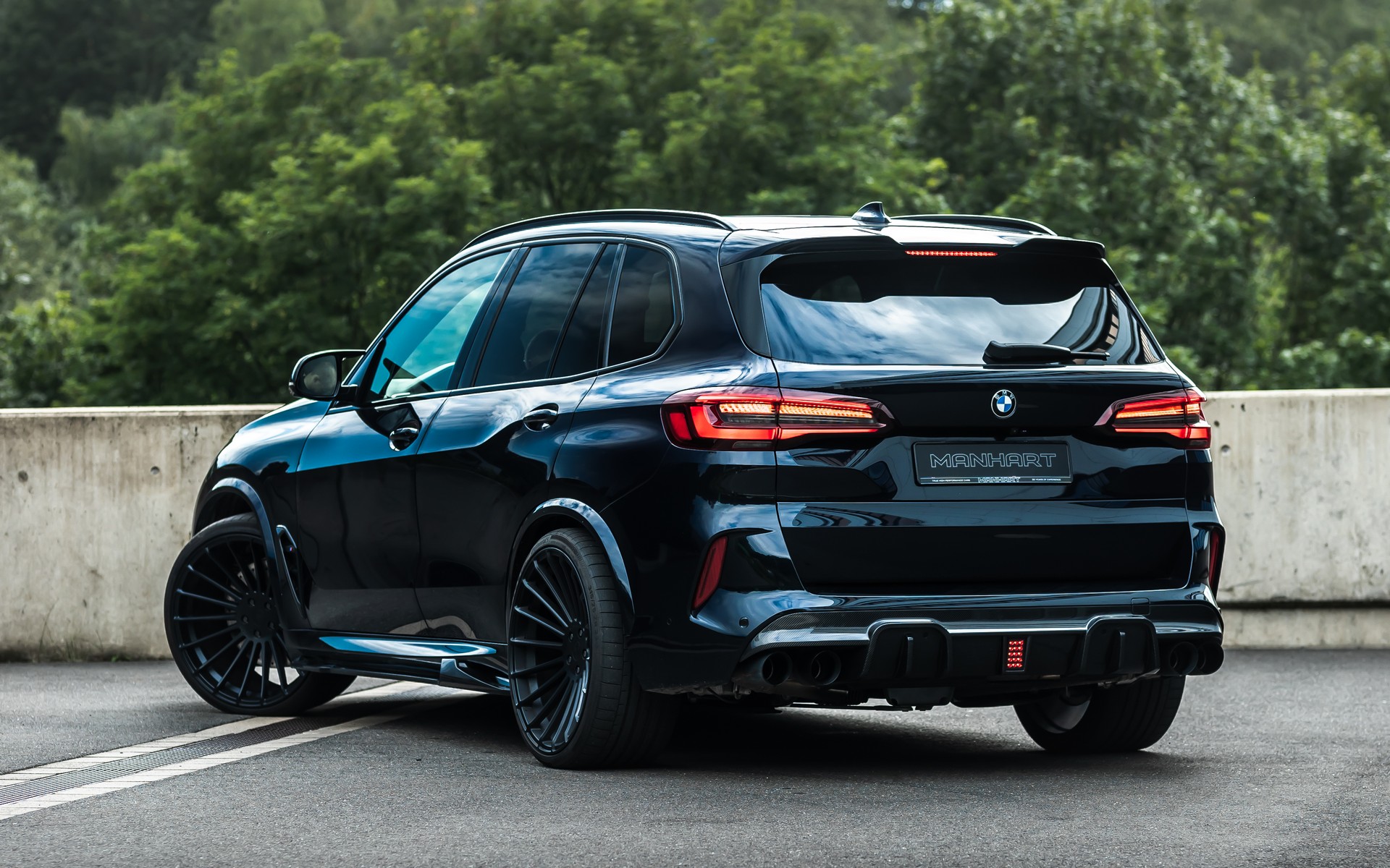 Manhart's MHX5 700 730 HP and more carbon fiber
