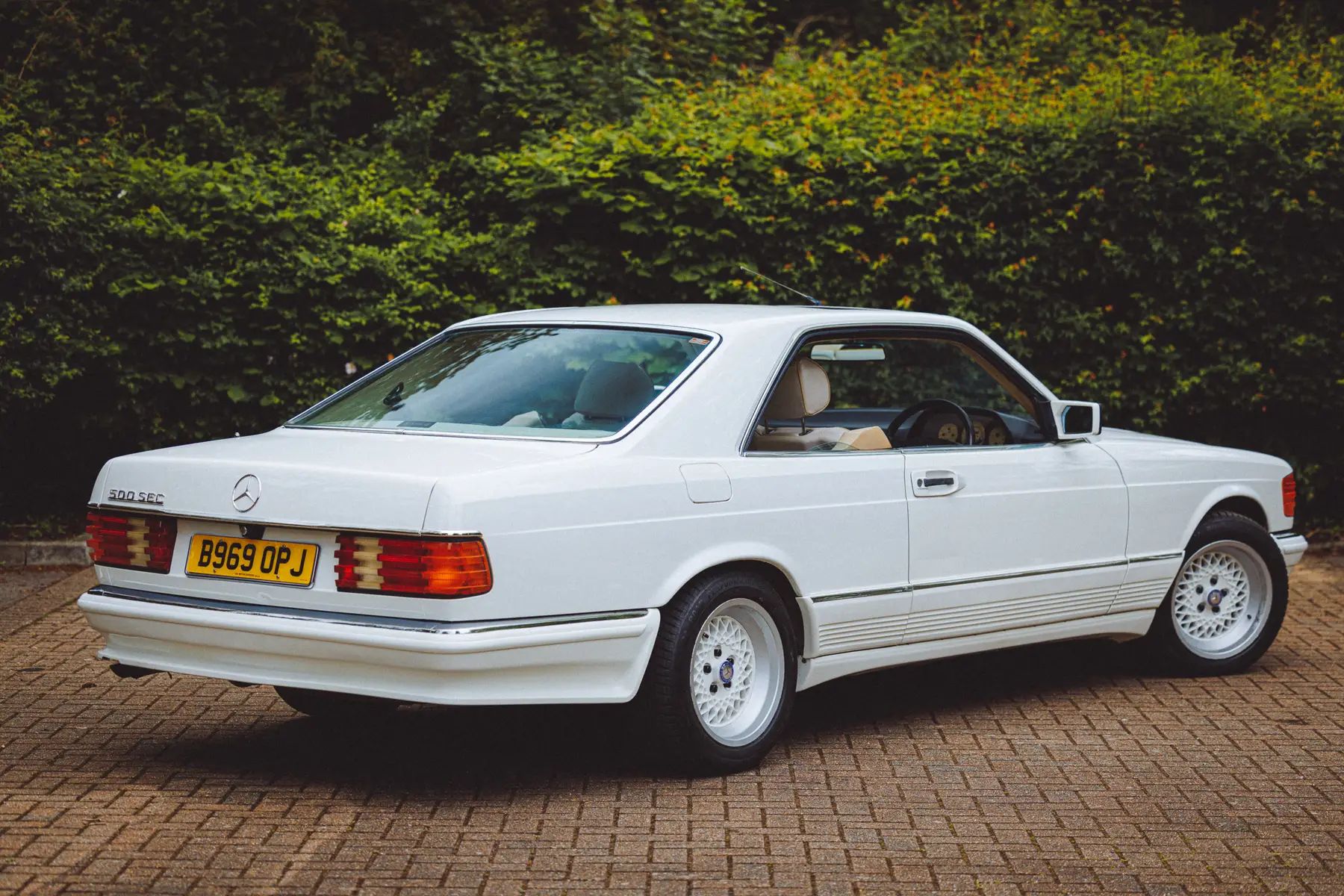 The 1984 Mercedes-Benz 500 SEC emits significant vibrations from the 80s