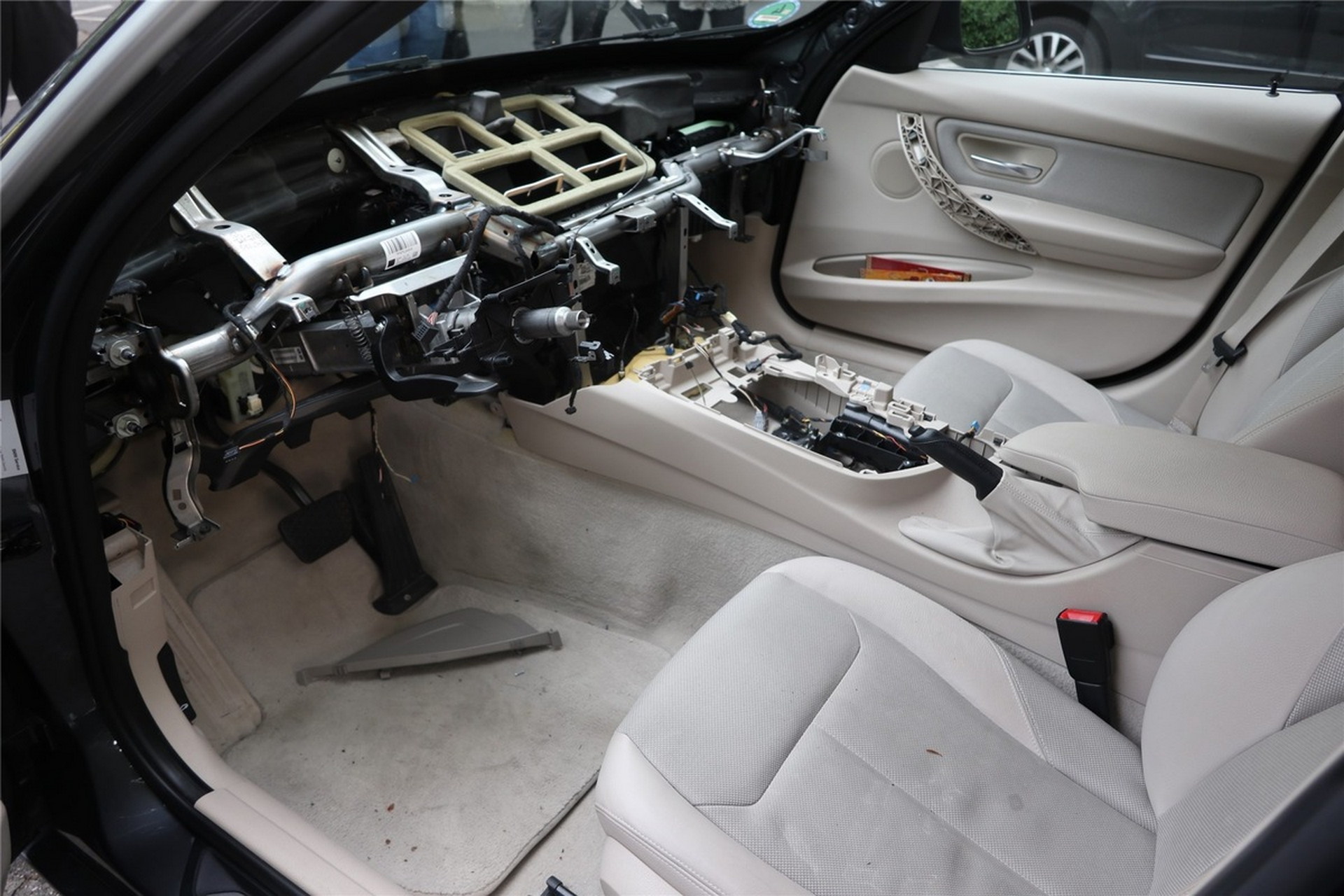Thieves stole a BMW 3 Series overnight and lost $ 22,000.