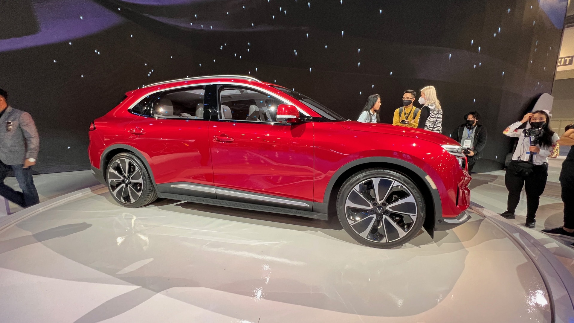 VinFast will donate a VF 8 SUV on National Outlet Trading Day in the United States.